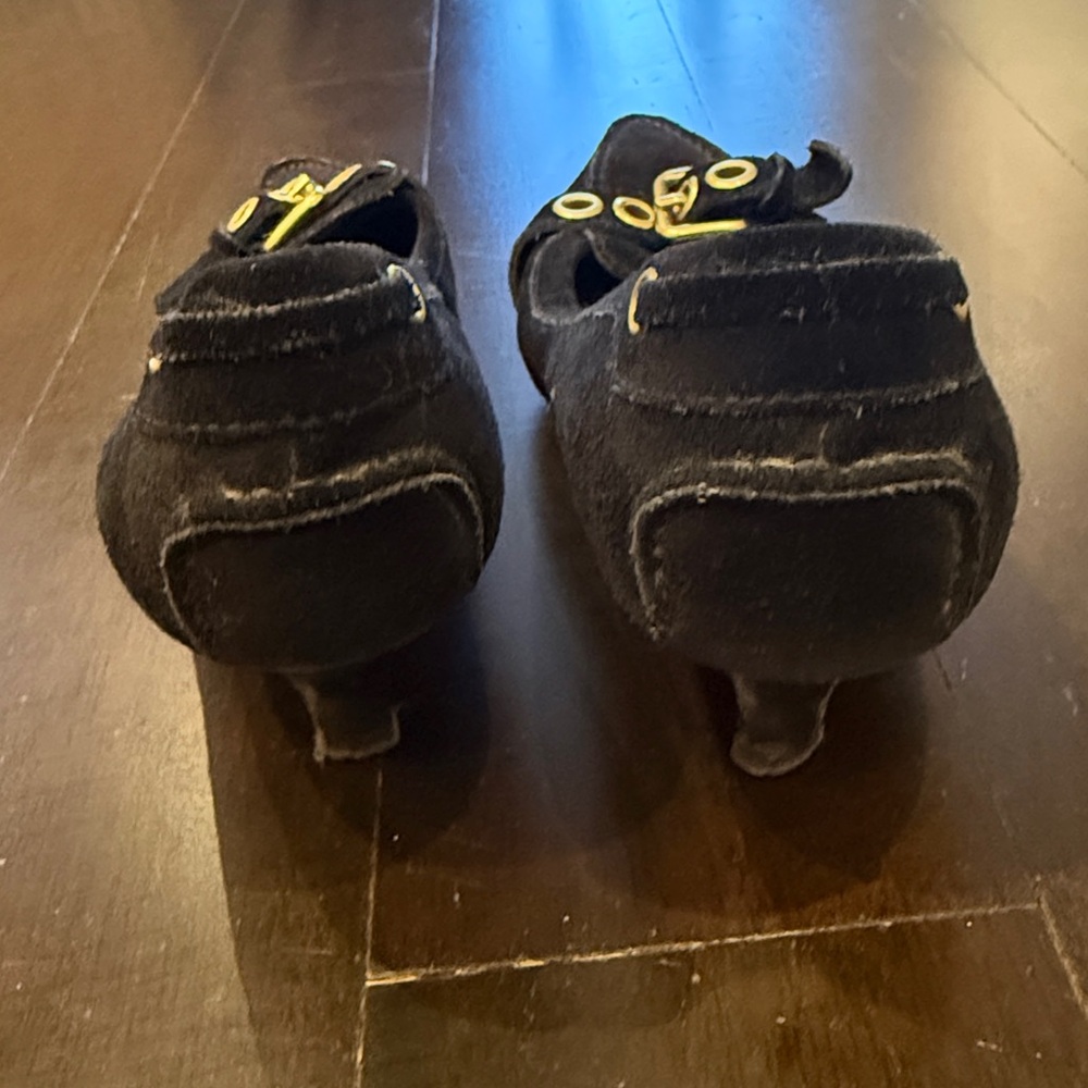 Elegant Black Suede Women's Shoes with Gold Accents - Picture 4 of 6